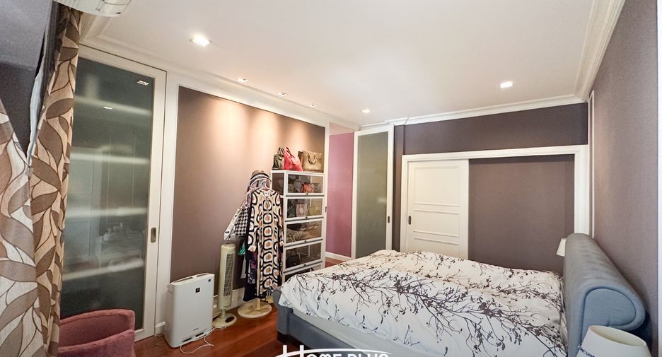 For sale 4 bedrooms house in Wang Thonglang, Bangkok