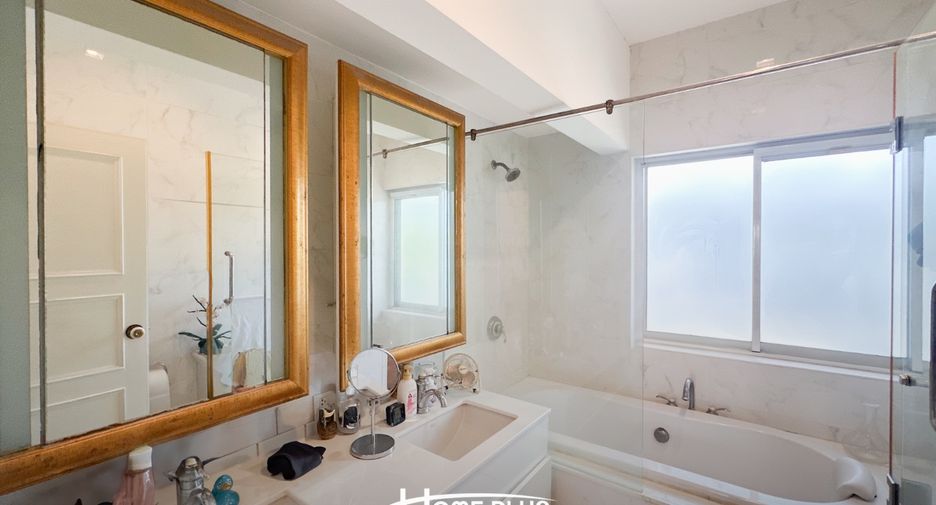 For sale 4 bedrooms house in Wang Thonglang, Bangkok