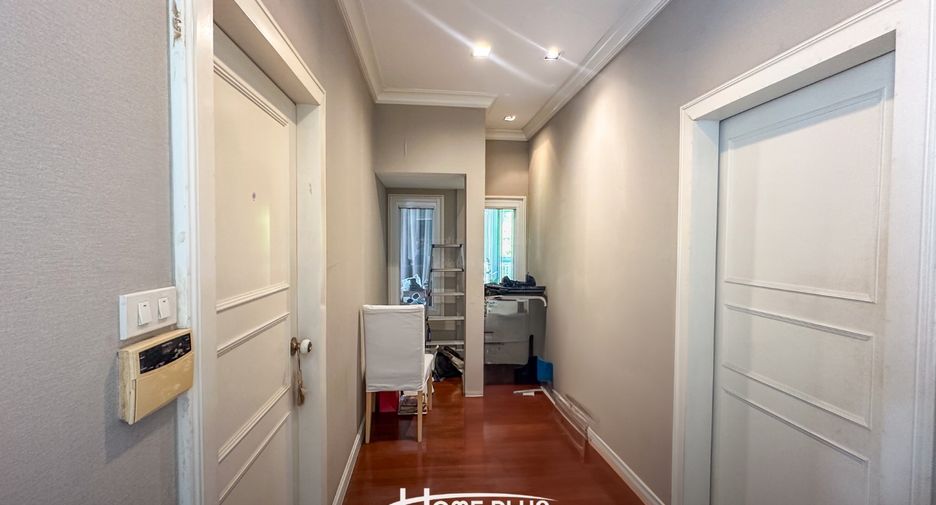 For sale 4 bedrooms house in Wang Thonglang, Bangkok