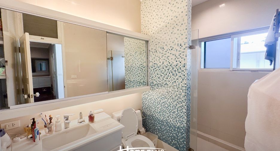 For sale 4 bedrooms house in Wang Thonglang, Bangkok