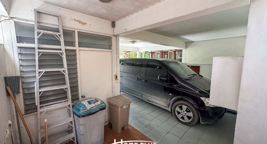 For sale 4 bedrooms house in Wang Thonglang, Bangkok
