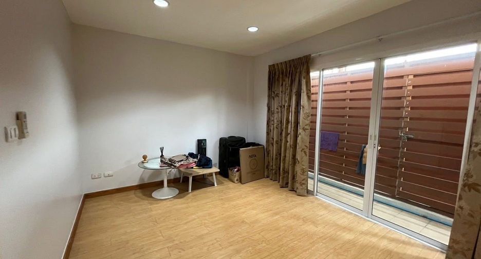 For rent 4 bedrooms townhouse in Yan Nawa, Bangkok