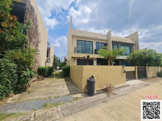 For rent 2 bedrooms townhouse in Saphan Sung, Bangkok