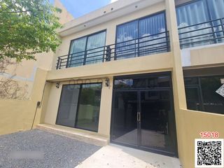 For rent 2 bedrooms townhouse in Saphan Sung, Bangkok