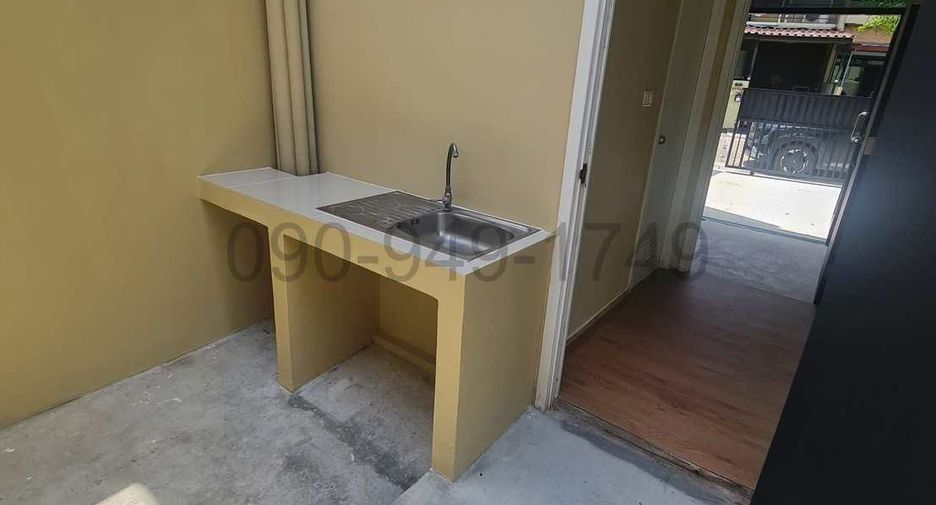 For rent 2 bedrooms townhouse in Saphan Sung, Bangkok
