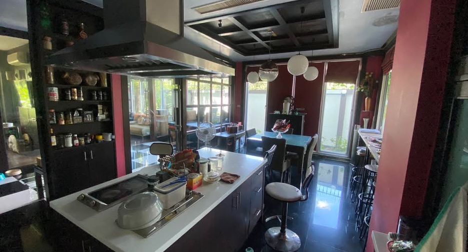 For sale 5 bedrooms house in Suan Luang, Bangkok