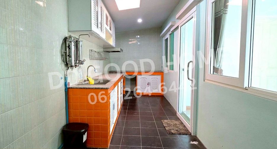 For sale 4 bedrooms townhouse in Mueang Samut Sakhon, Samut Sakhon