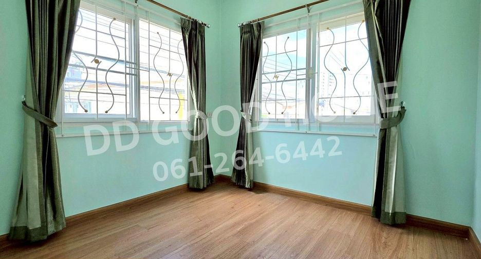 For sale 4 bedrooms townhouse in Mueang Samut Sakhon, Samut Sakhon