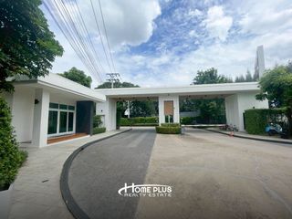 For sale 4 bedrooms townhouse in Don Mueang, Bangkok