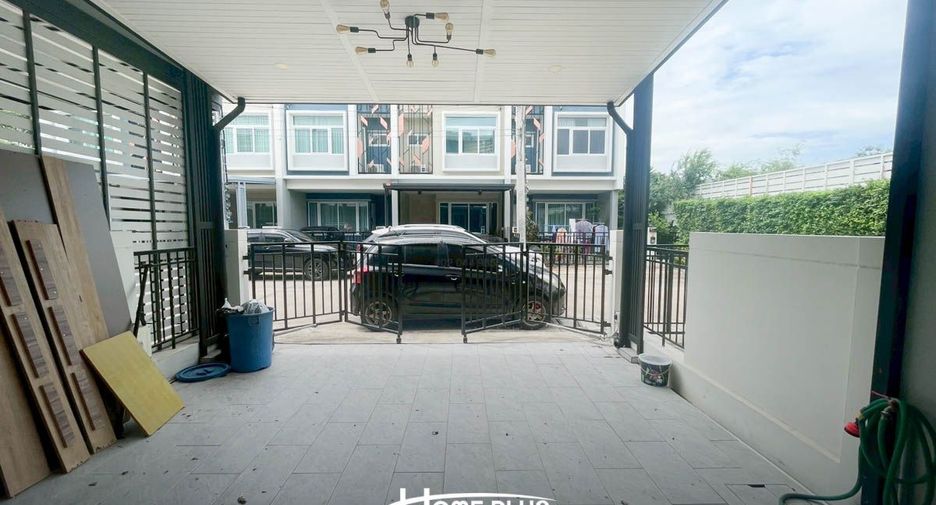 For sale 4 bedrooms townhouse in Don Mueang, Bangkok