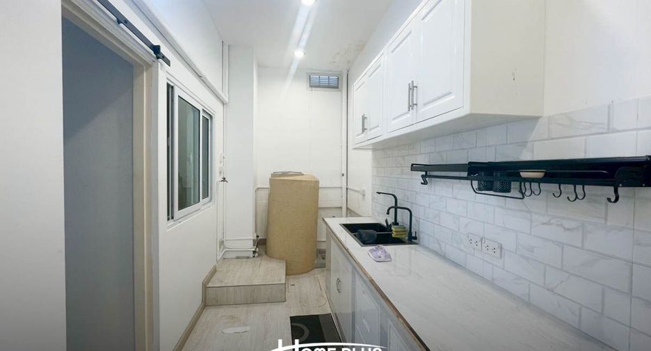 For sale 4 bedrooms townhouse in Don Mueang, Bangkok