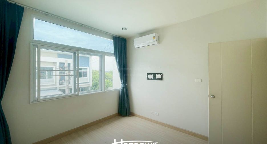 For sale 4 bedrooms townhouse in Don Mueang, Bangkok