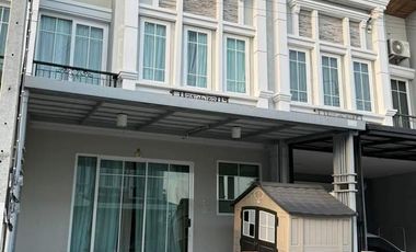出租 4 卧室 联排别墅 在 Chom Thong, 曼谷