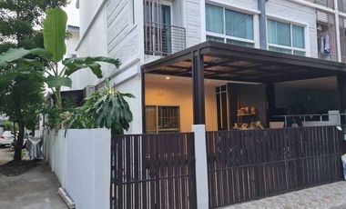 出租 4 卧室 联排别墅 在 Suan Luang, 曼谷
