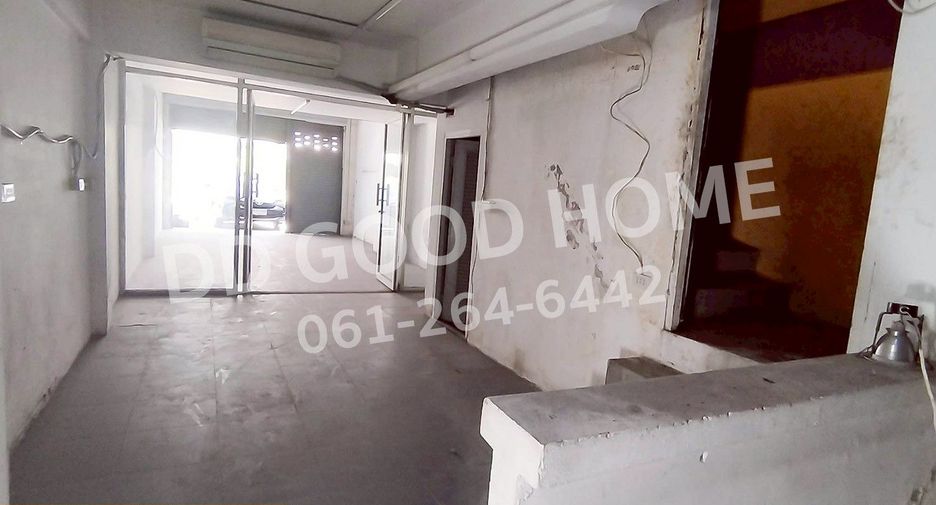Продажа 3 спальни торговое помещение в Щанг Тхонгланг, Бангкок