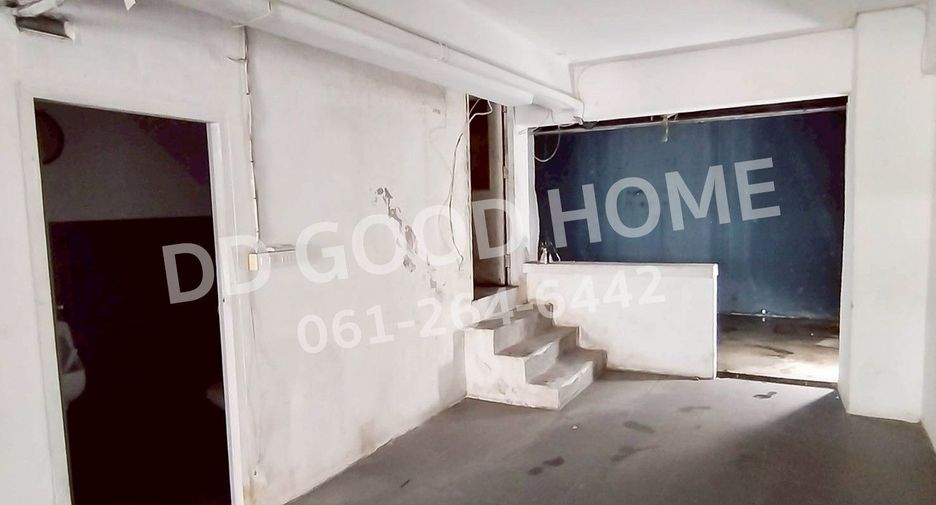 Продажа 3 спальни торговое помещение в Щанг Тхонгланг, Бангкок
