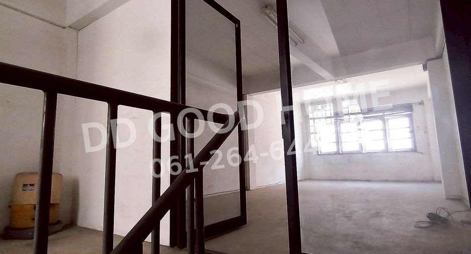 Продажа 3 спальни торговое помещение в Щанг Тхонгланг, Бангкок