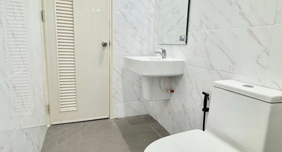 For sale 2 bedrooms townhouse in Si Racha, Chonburi