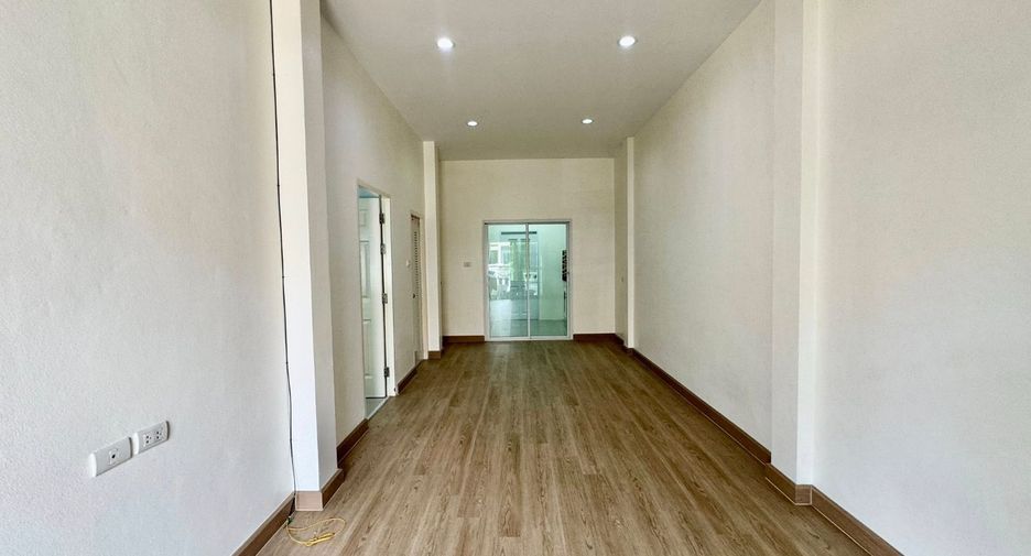 For sale 2 bedrooms townhouse in Si Racha, Chonburi