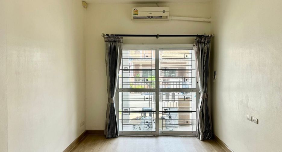For sale 2 bedrooms townhouse in Si Racha, Chonburi
