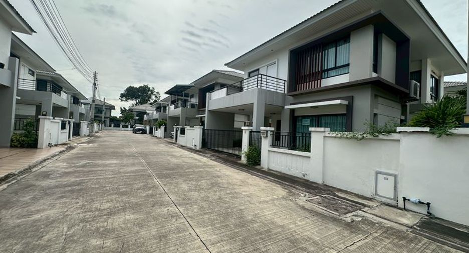 For sale 3 bedrooms house in Si Racha, Chonburi
