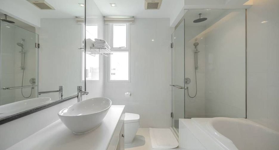 For rent 2 bedrooms condo in Khlong Toei, Bangkok