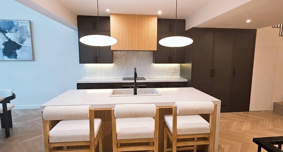 For sale 4 bedrooms house in Khlong Toei, Bangkok