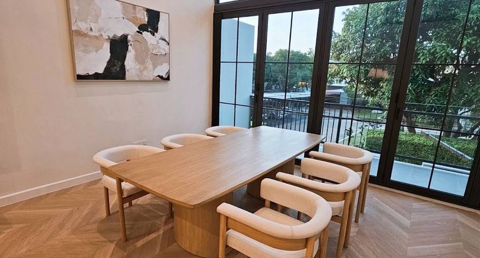 For sale 4 bedrooms house in Khlong Toei, Bangkok