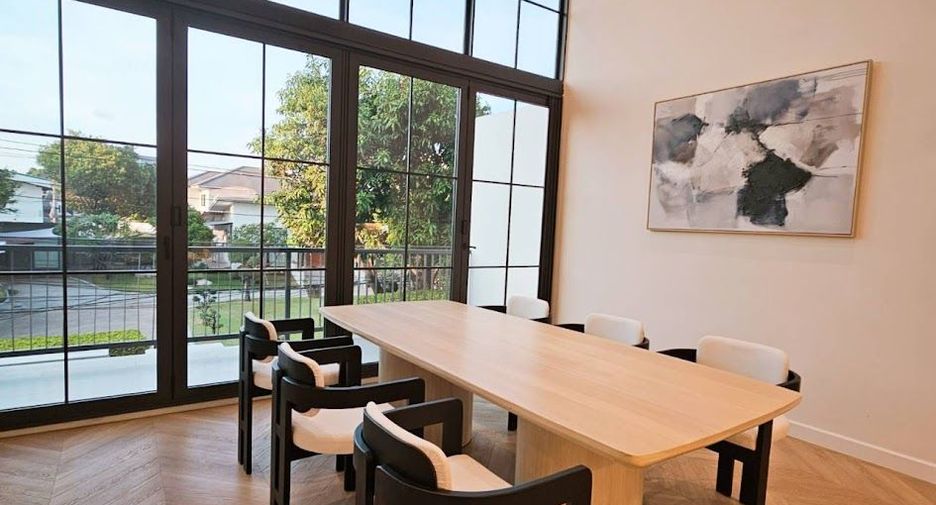 For sale 4 bedrooms house in Khlong Toei, Bangkok