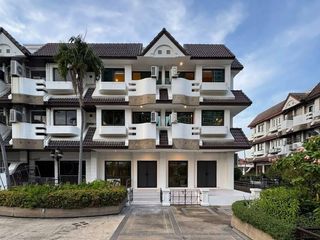 For sale 4 ベッドルーム house in Khlong Toei, Bangkok