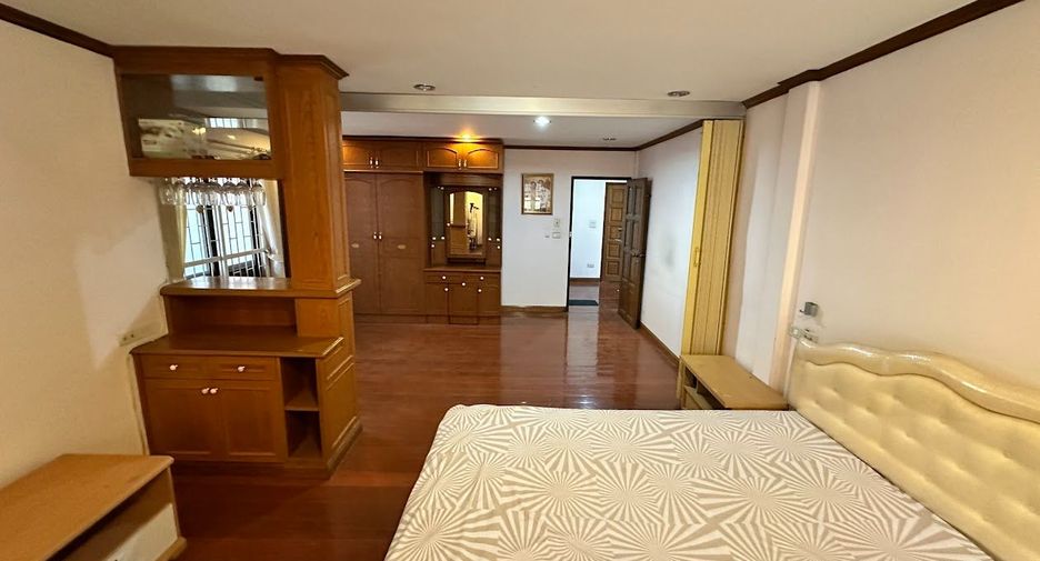 For rent and for sale 4 bedrooms house in Khan Na Yao, Bangkok