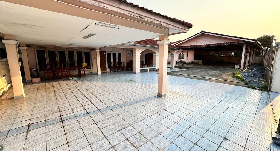 For rent and for sale 4 bedrooms house in Khan Na Yao, Bangkok
