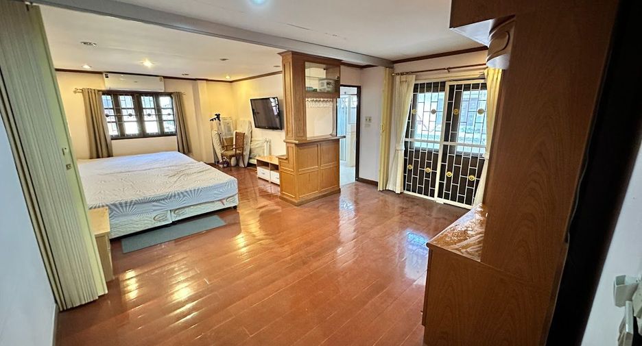 For rent and for sale 4 bedrooms house in Khan Na Yao, Bangkok