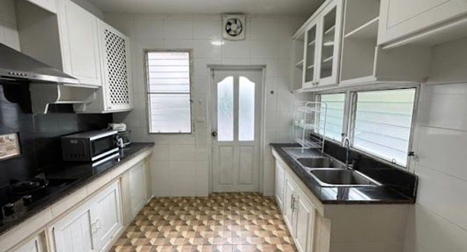 Haus zur Miete mit 4 Zimmer in Prawet, Bangkok