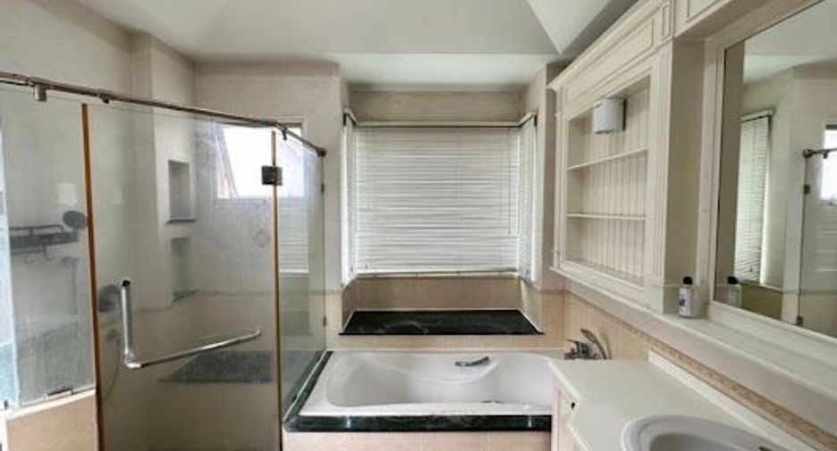 Haus zur Miete mit 4 Zimmer in Prawet, Bangkok