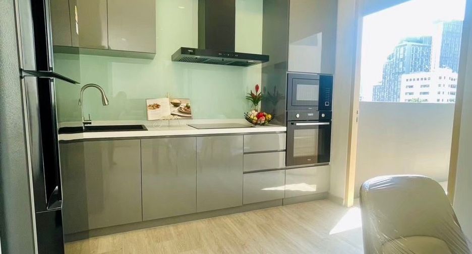 For rent 3 bedrooms condo in Watthana, Bangkok