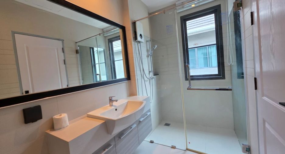 Villa en alquiler de 4 habitaciones en Mueang Samut Prakan, Samut Prakan