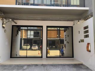 For sale 6 Beds office in Phra Khanong, Bangkok