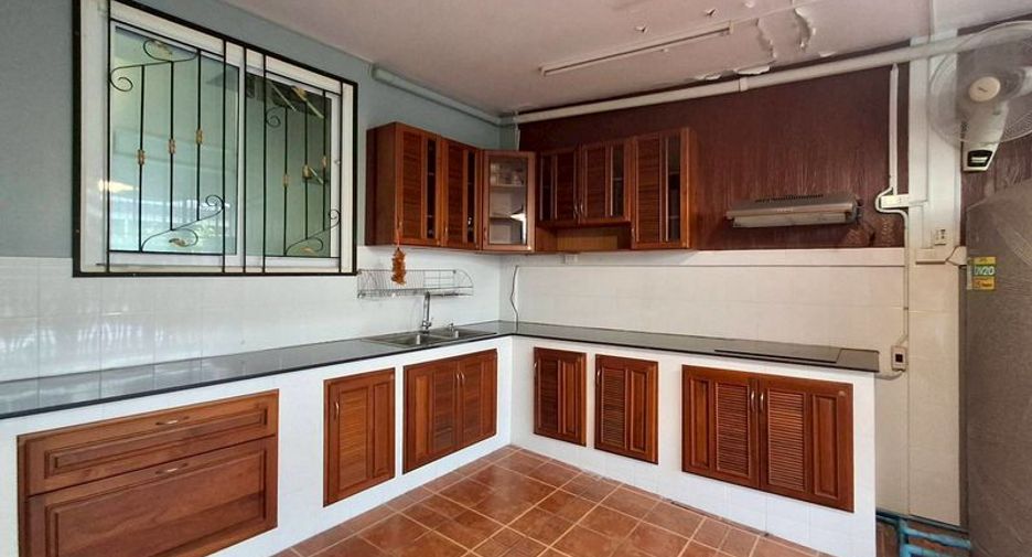 Аренда и продажа торговое помещение в Si Racha, Чонбури