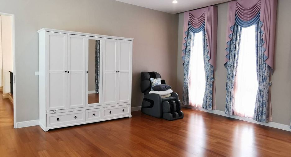 For sale 4 bedrooms house in Suan Luang, Bangkok