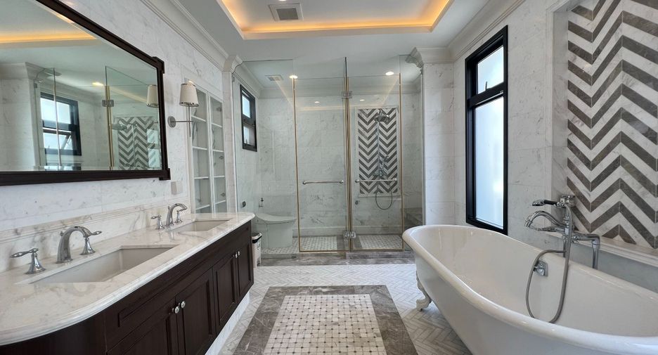 For sale 4 bedrooms house in Suan Luang, Bangkok