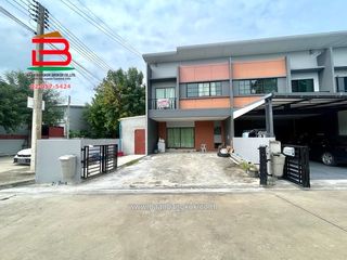 For sale 4 bedrooms townhouse in Mueang Pathum Thani, Pathum Thani