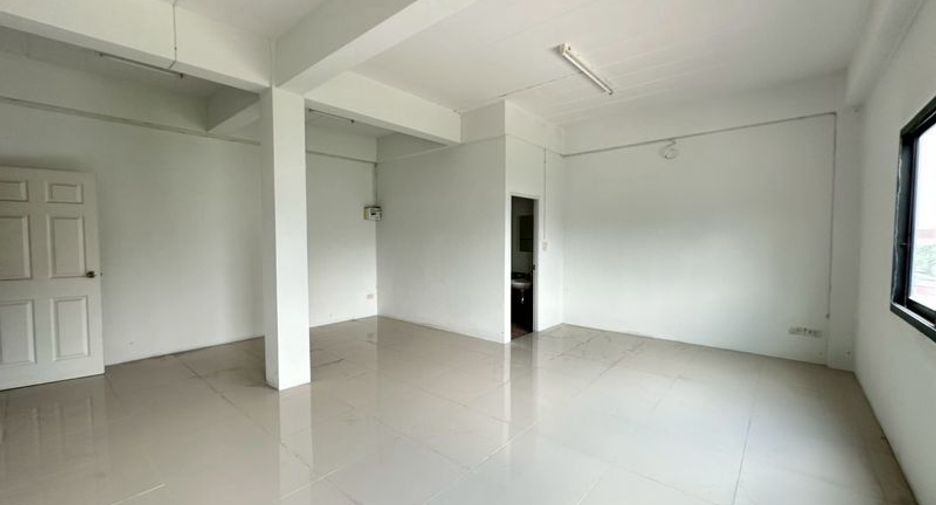 À vendre 12 chambres local commercial à Si Racha, Chonburi