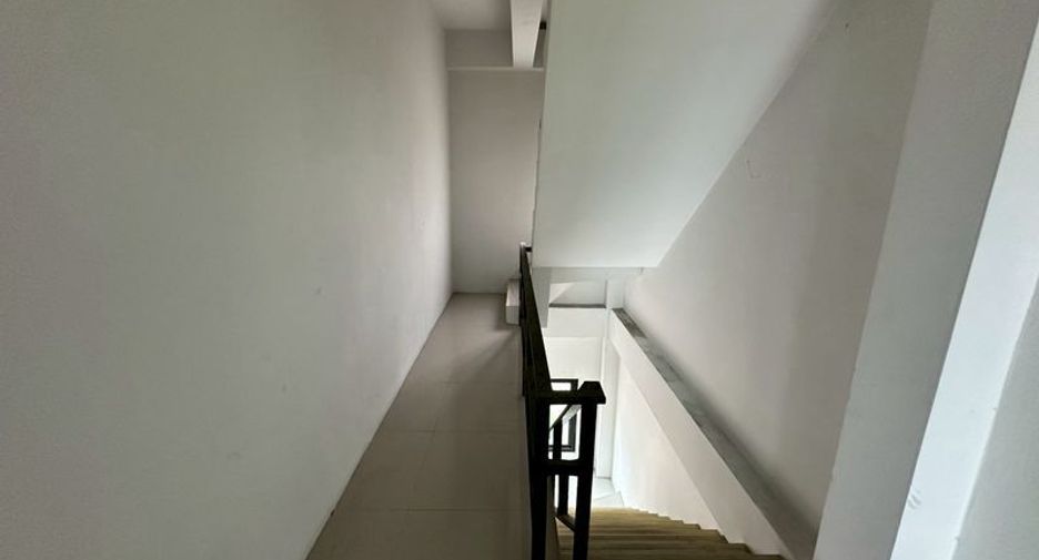 À vendre 12 chambres local commercial à Si Racha, Chonburi