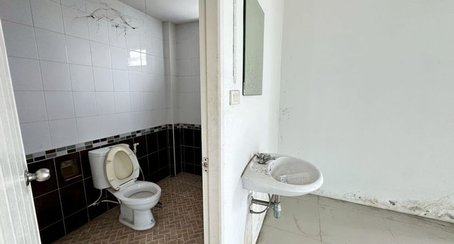 À vendre 12 chambres local commercial à Si Racha, Chonburi