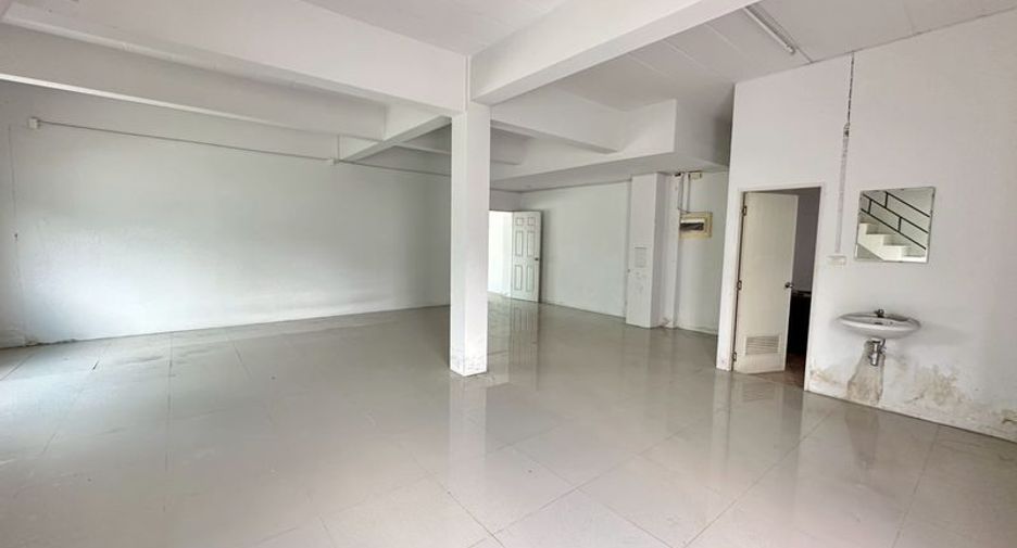 À vendre 12 chambres local commercial à Si Racha, Chonburi