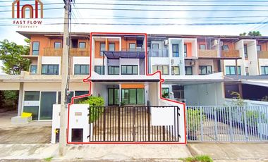 For sale 3 bedrooms townhouse in Don Mueang, Bangkok