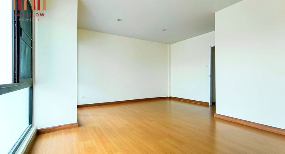 For sale 3 bedrooms townhouse in Don Mueang, Bangkok