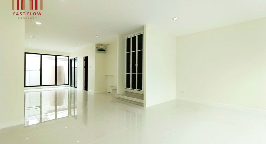 For sale 3 bedrooms townhouse in Don Mueang, Bangkok
