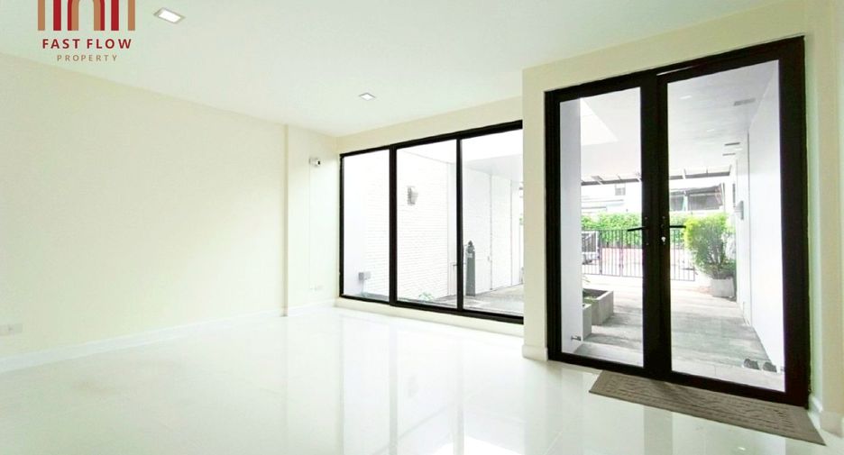 For sale 3 bedrooms townhouse in Don Mueang, Bangkok